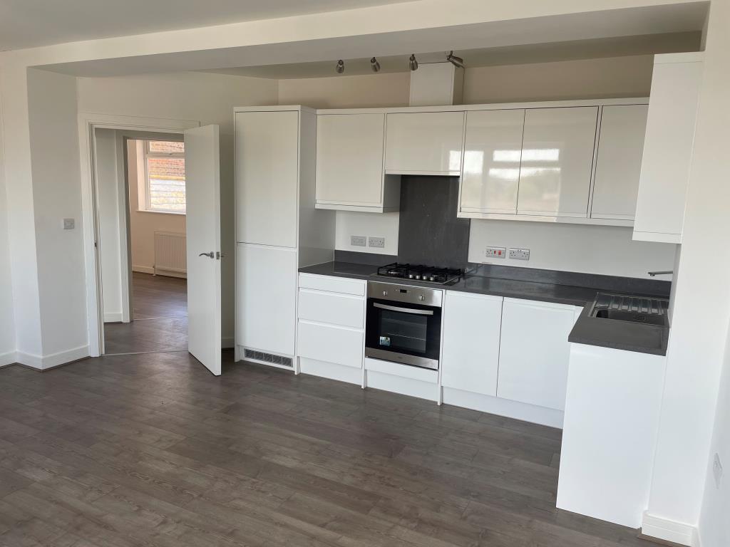 Lot: 61 - MODERN TWO-BEDROOM FLAT IN TOWN CENTRE -
